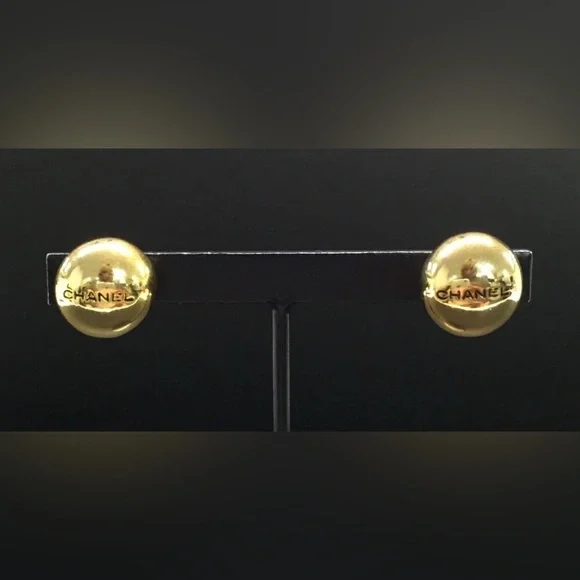 CHANEL Vintage Gold tone Stud pierced Earrings (rare) with COA - Picture 4 of 7